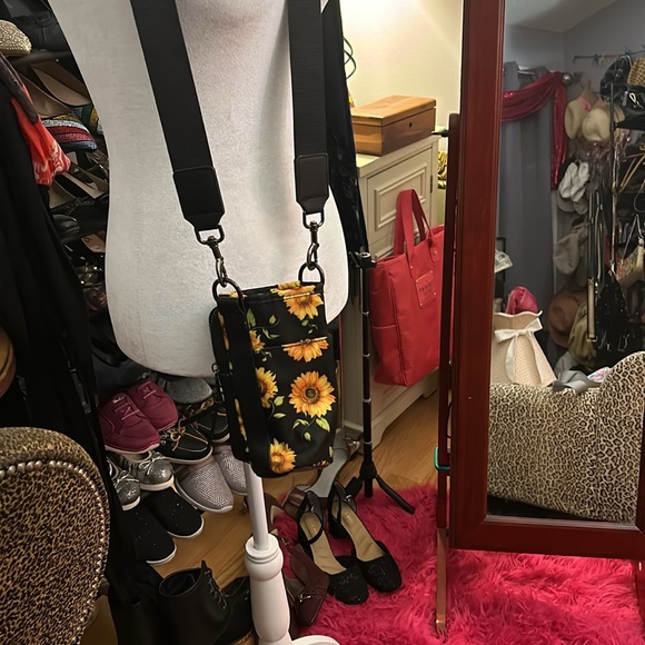 Water bottle Crossbody bag with card slots - Picture 4 of 6